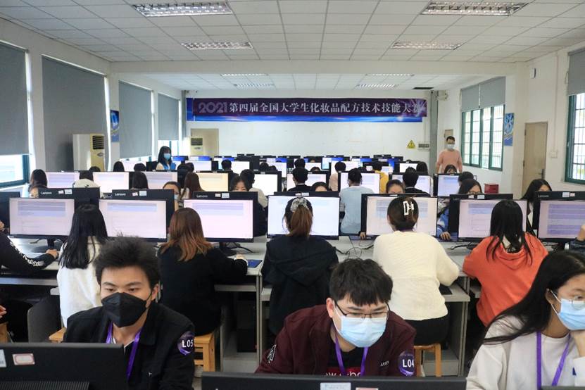 餐厅里的人们中度可信度描述已自动生成